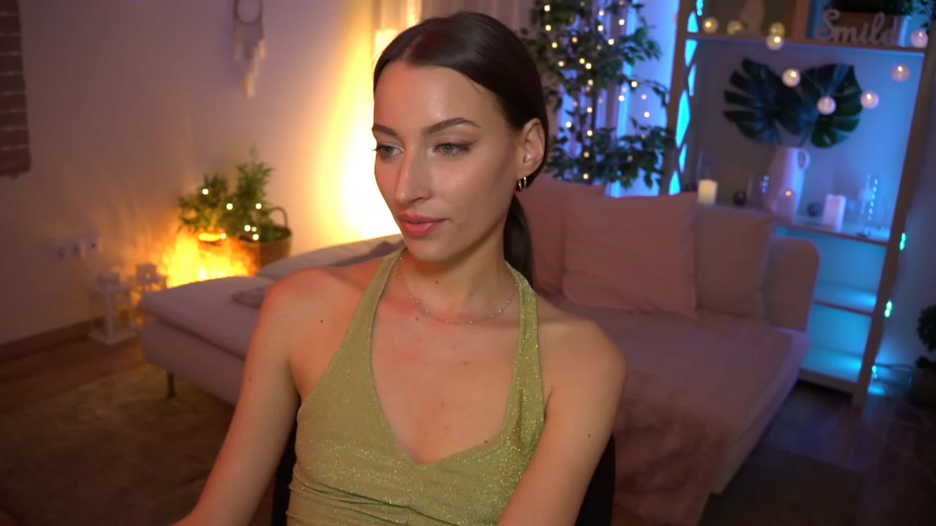 Gallery image thumbnail from Emily_grey69's myfreecams stream on, 08/03/2023, 16:24 image 11 of 20