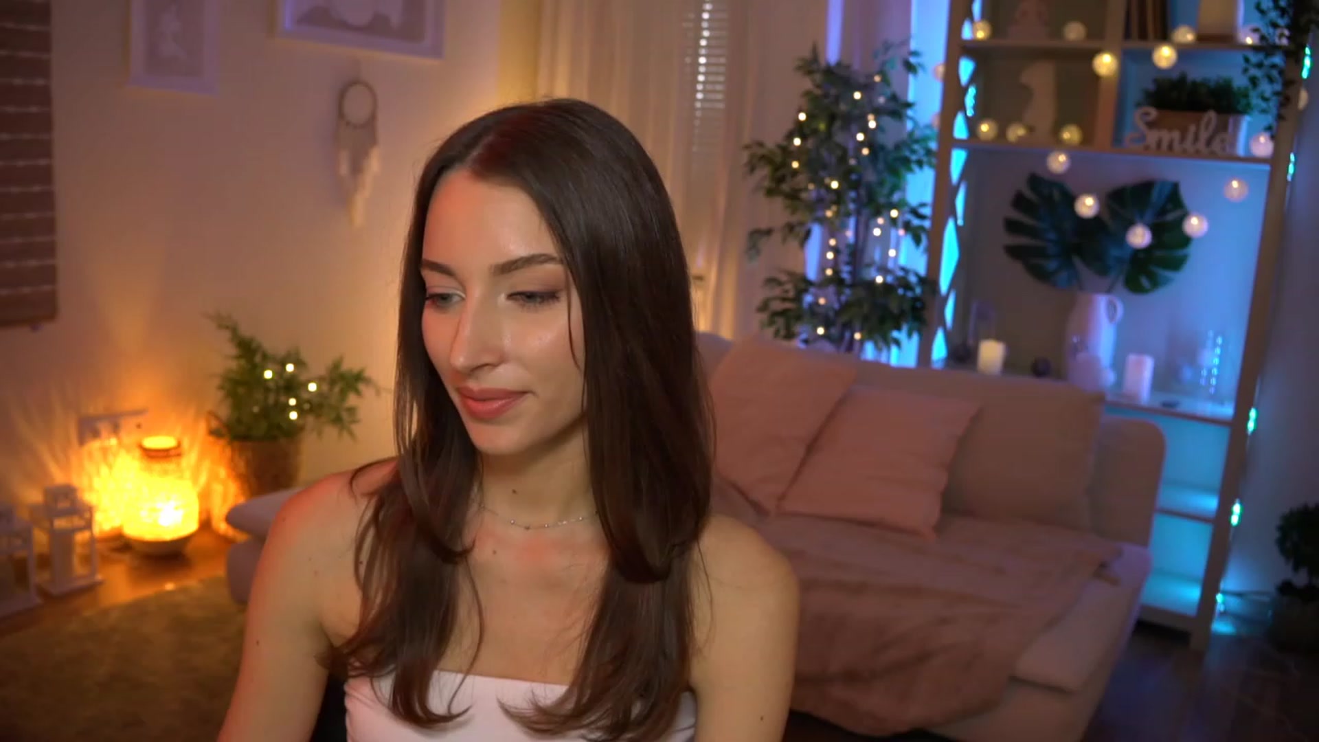 Gallery image thumbnail from Emily_grey69's myfreecams stream on, 08/07/2023, 17:19 image 12 of 20