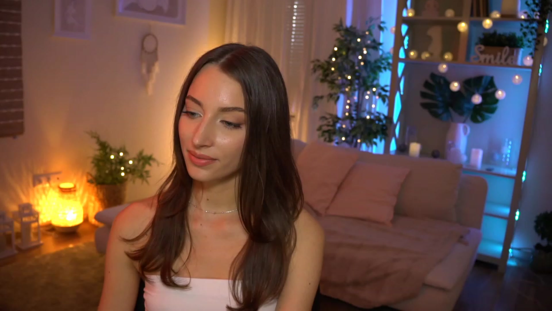 Gallery image thumbnail from Emily_grey69's myfreecams stream on, 08/07/2023, 17:19 image 14 of 20