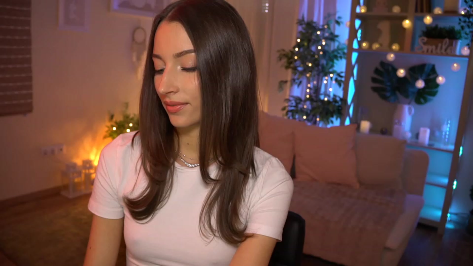 Gallery image thumbnail from Emily_grey69's myfreecams stream on, 08/08/2023, 11:19 image 15 of 20