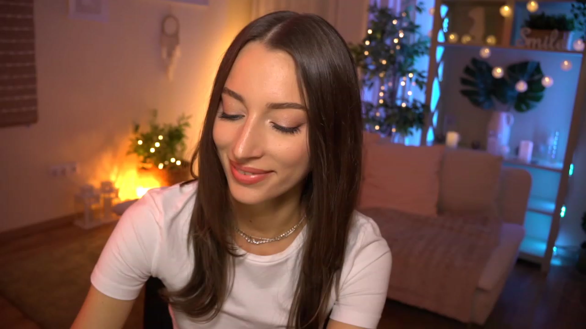 Gallery image thumbnail from Emily_grey69's myfreecams stream on, 08/08/2023, 13:37 image 4 of 20