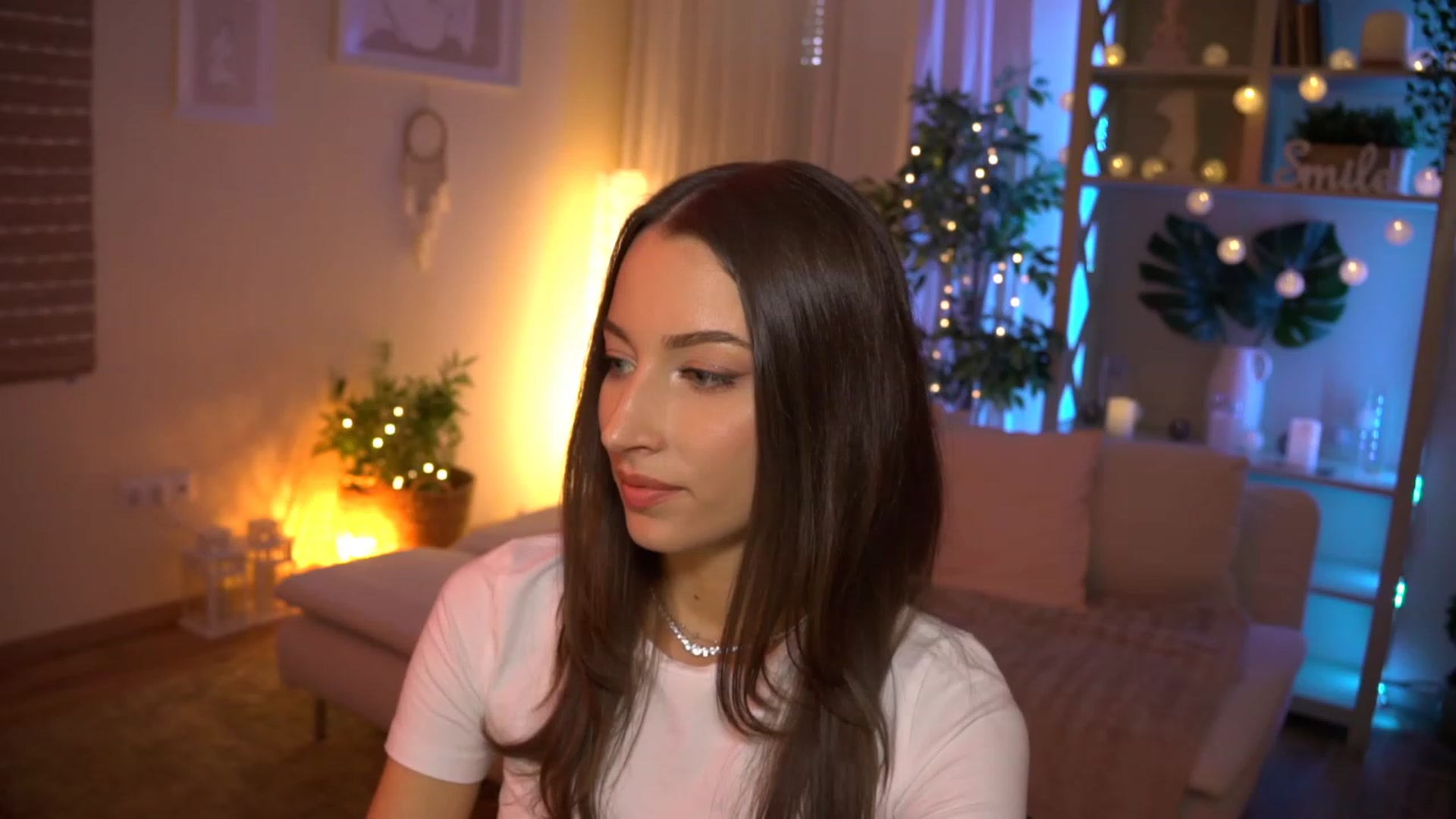 Gallery image thumbnail from Emily_grey69's myfreecams stream on, 08/08/2023, 13:37 image 1 of 20