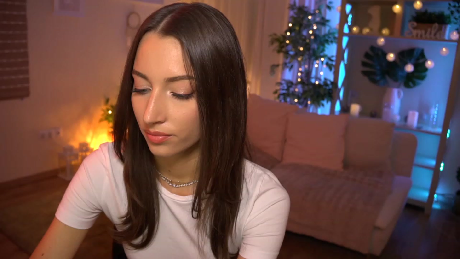 Gallery image thumbnail from Emily_grey69's myfreecams stream on, 08/08/2023, 13:37 image 9 of 20