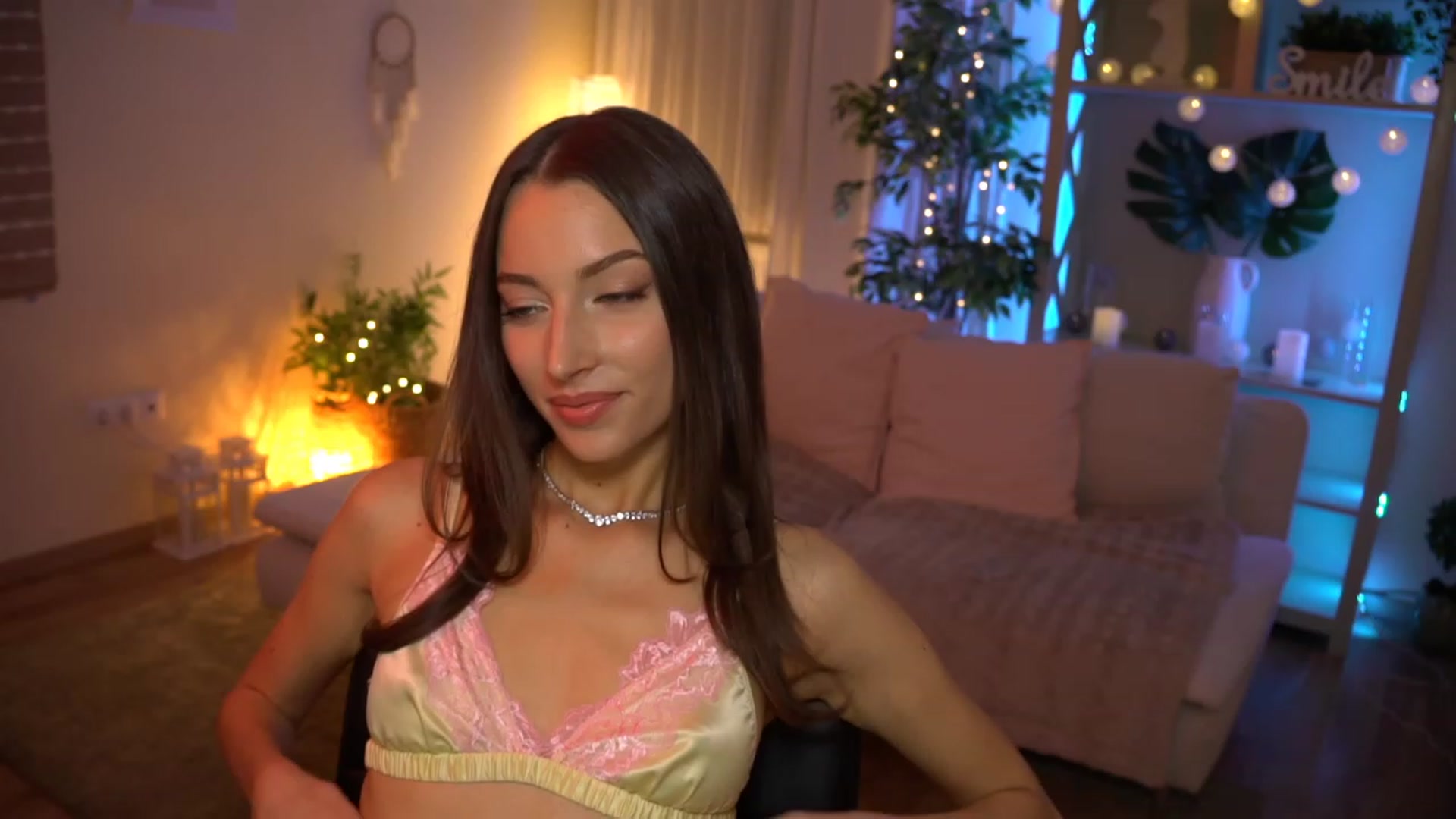 Gallery image thumbnail from Emily_grey69's myfreecams stream on, 08/08/2023, 14:28 image 17 of 20