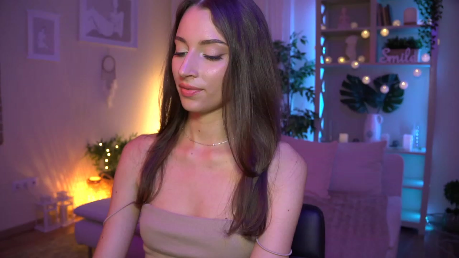 Gallery image thumbnail from Emily_grey69's myfreecams stream on, 08/22/2023, 16:24 image 14 of 20