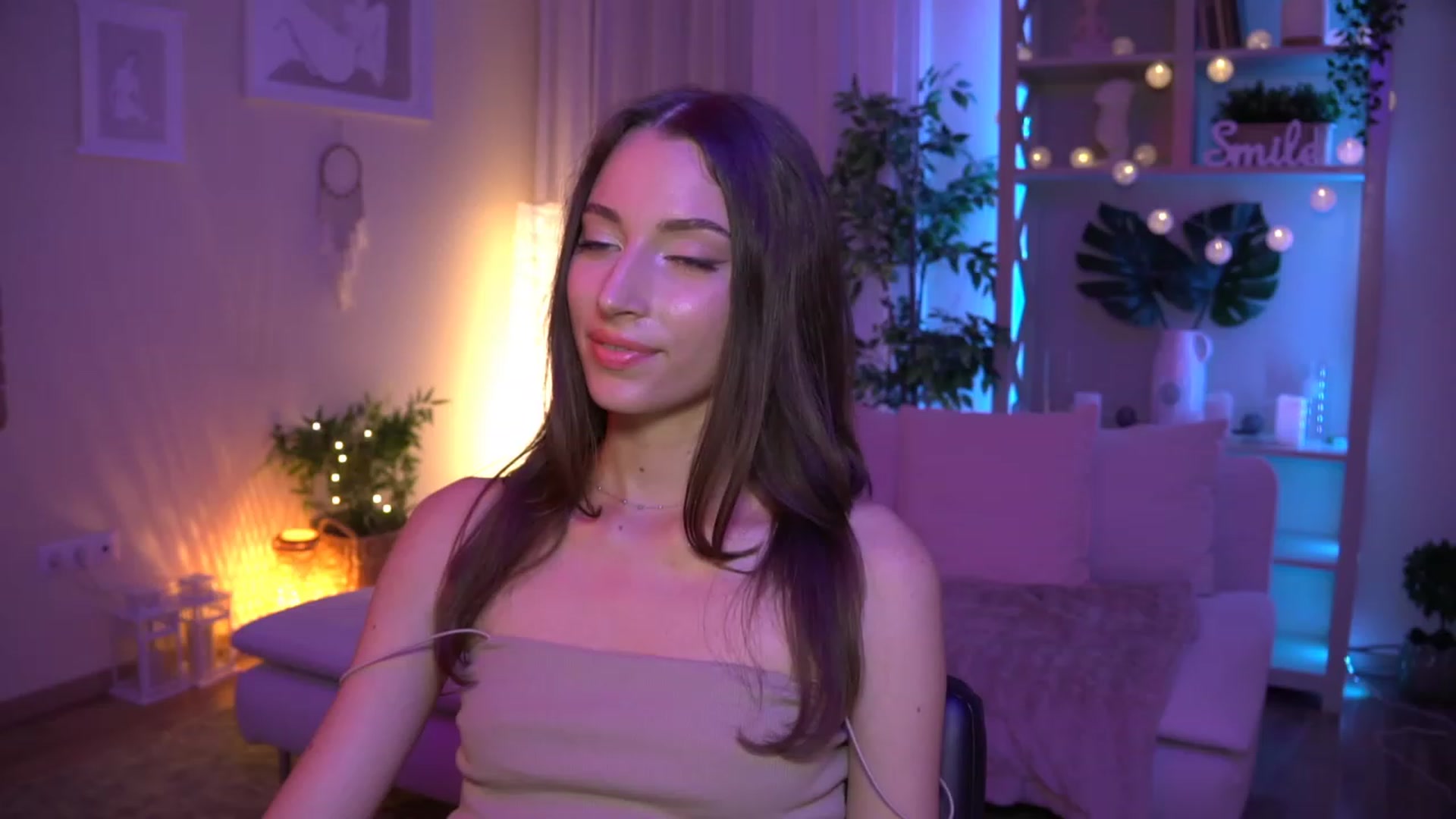 Gallery image thumbnail from Emily_grey69's myfreecams stream on, 08/22/2023, 20:08 image 2 of 20