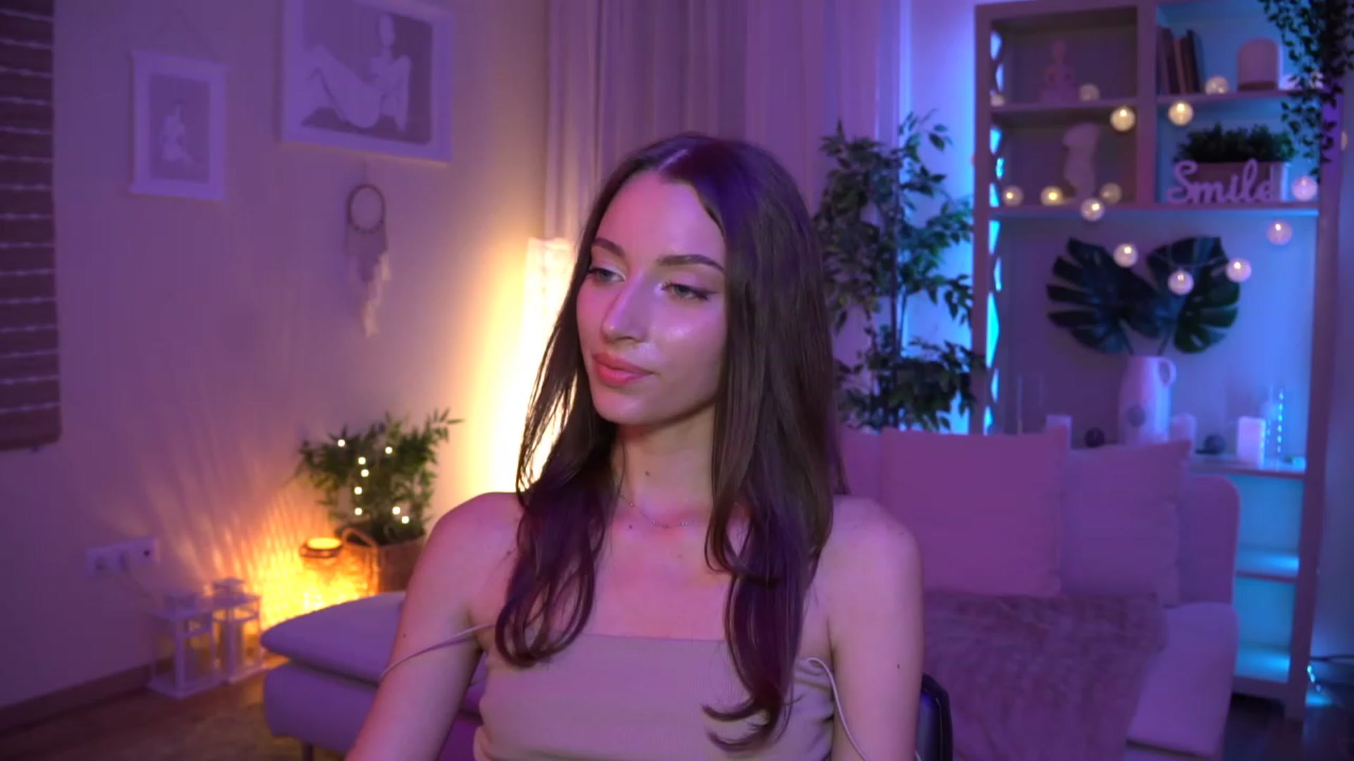 Gallery image thumbnail from Emily_grey69's myfreecams stream on, 08/22/2023, 20:08 image 13 of 20