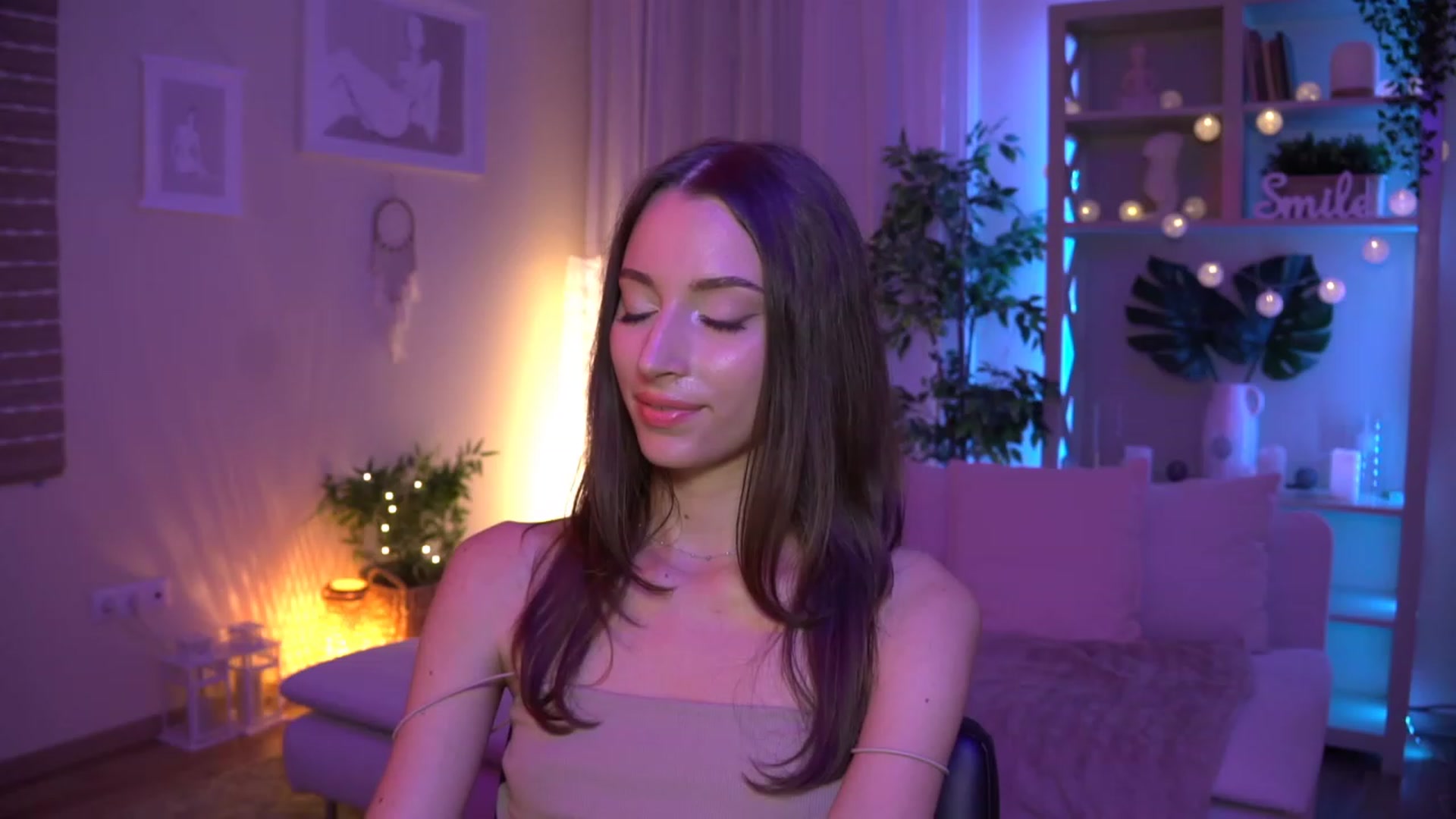Gallery image thumbnail from Emily_grey69's myfreecams stream on, 08/22/2023, 20:08 image 11 of 20