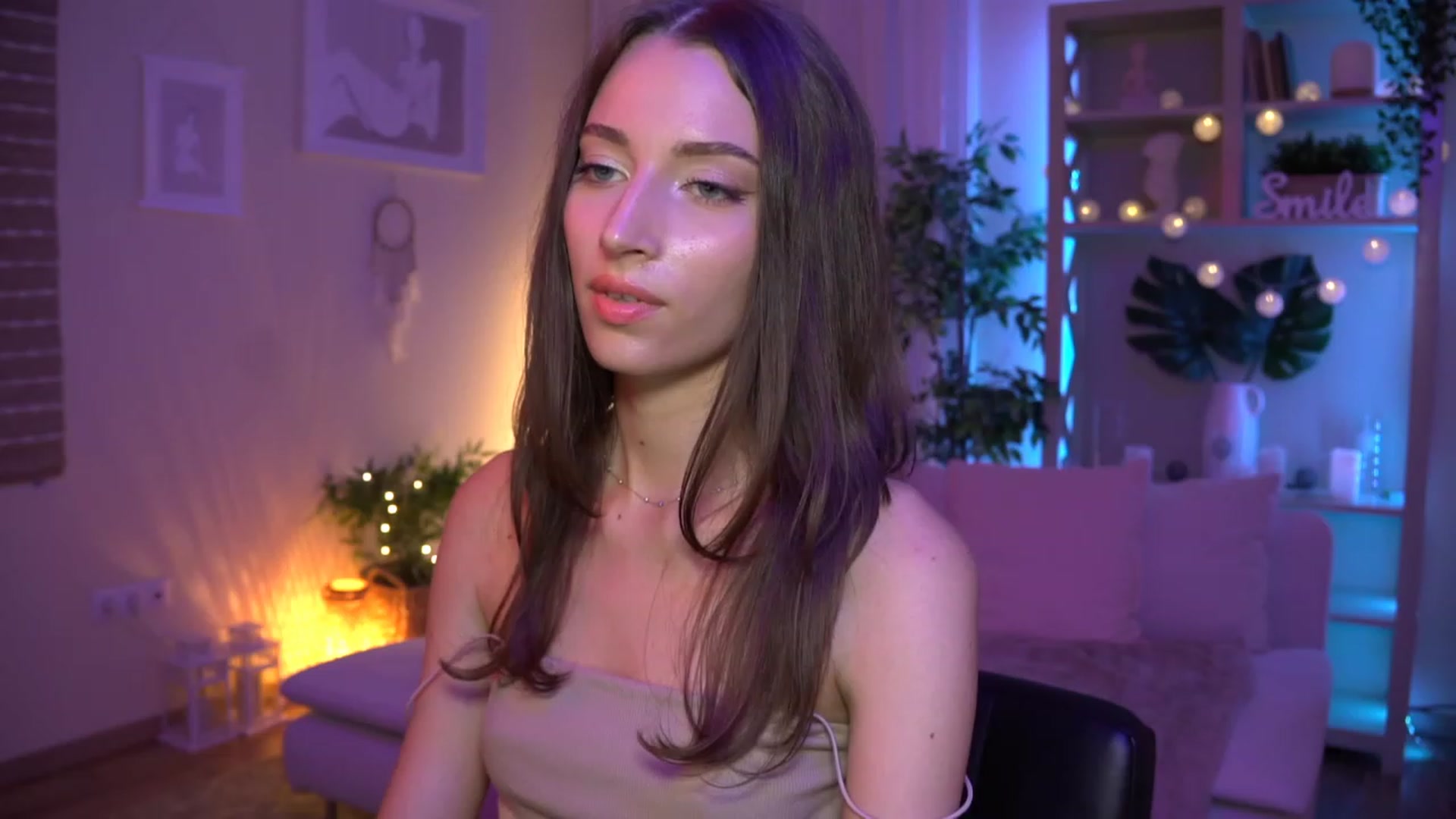 Gallery image thumbnail from Emily_grey69's myfreecams stream on, 08/22/2023, 20:08 image 14 of 20