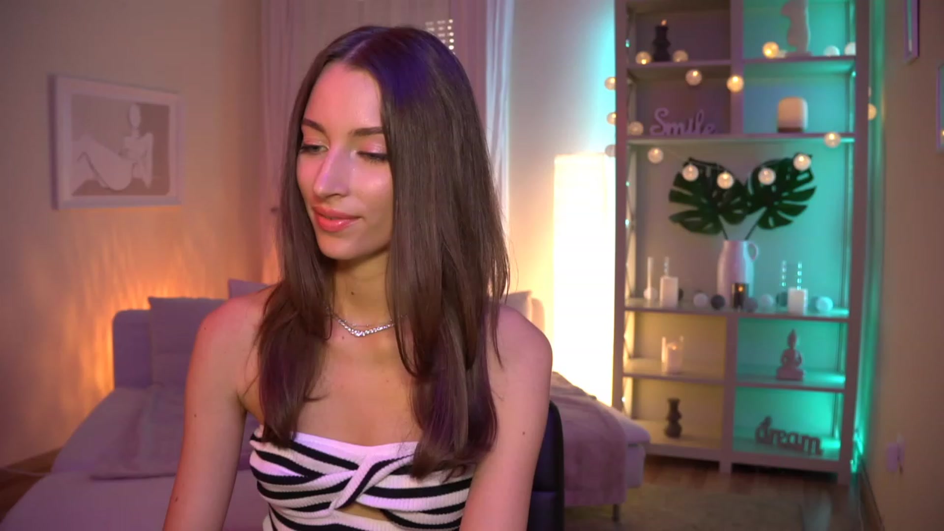 Gallery image thumbnail from Emily_grey69's myfreecams stream on, 08/26/2023, 15:14 image 15 of 20