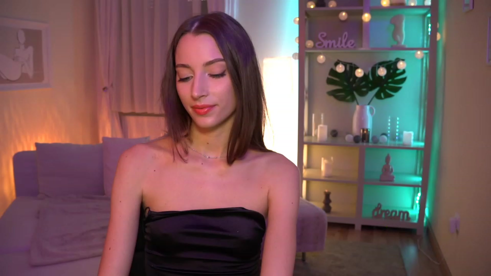 Gallery image thumbnail from Emily_grey69's myfreecams stream on, 08/29/2023, 17:07 image 16 of 20
