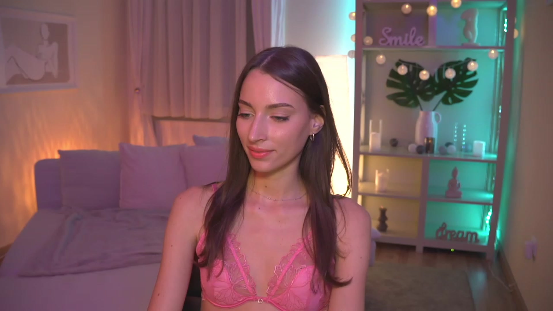 Gallery image thumbnail from Emily_grey69's myfreecams stream on, 09/01/2023, 19:41 image 3 of 20