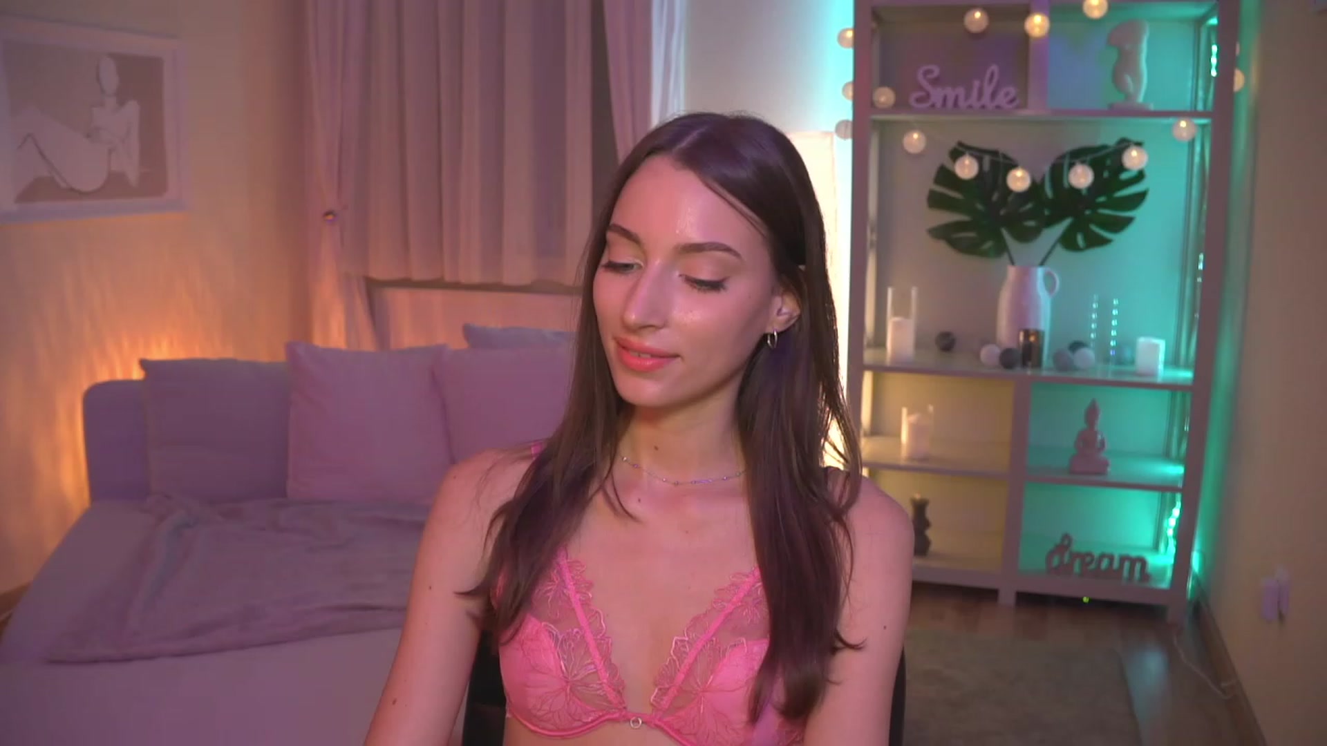 Gallery image thumbnail from Emily_grey69's myfreecams stream on, 09/01/2023, 19:41 image 6 of 20