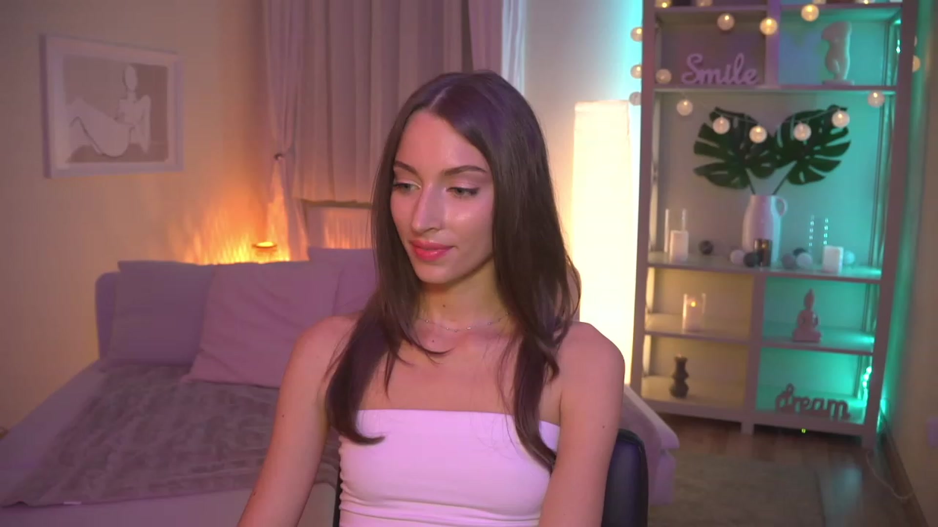 Gallery image thumbnail from Emily_grey69's myfreecams stream on, 09/05/2023, 18:25 image 13 of 20