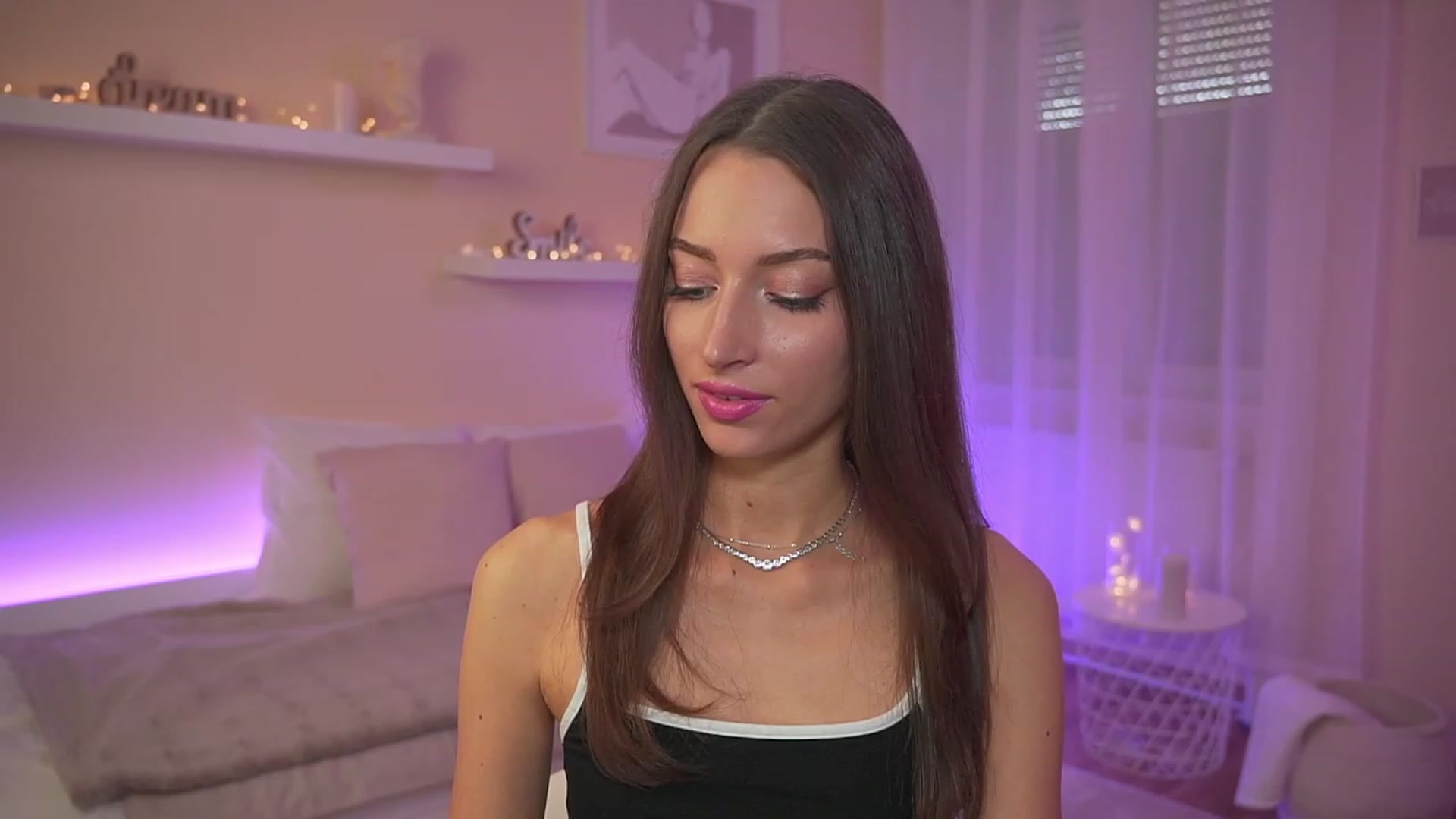 Gallery image thumbnail from Emily_grey69's myfreecams stream on, 09/25/2023, 15:37 image 10 of 20