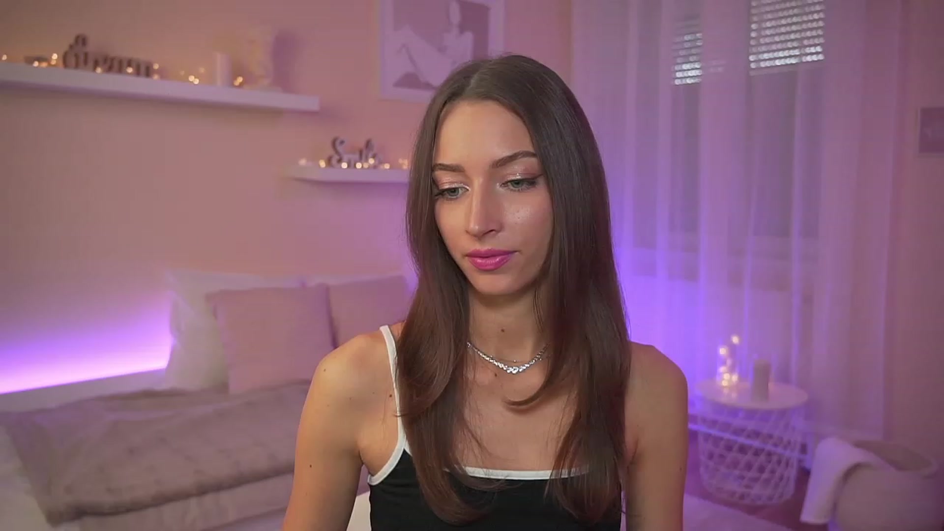Gallery image thumbnail from Emily_grey69's myfreecams stream on, 09/25/2023, 15:37 image 2 of 20