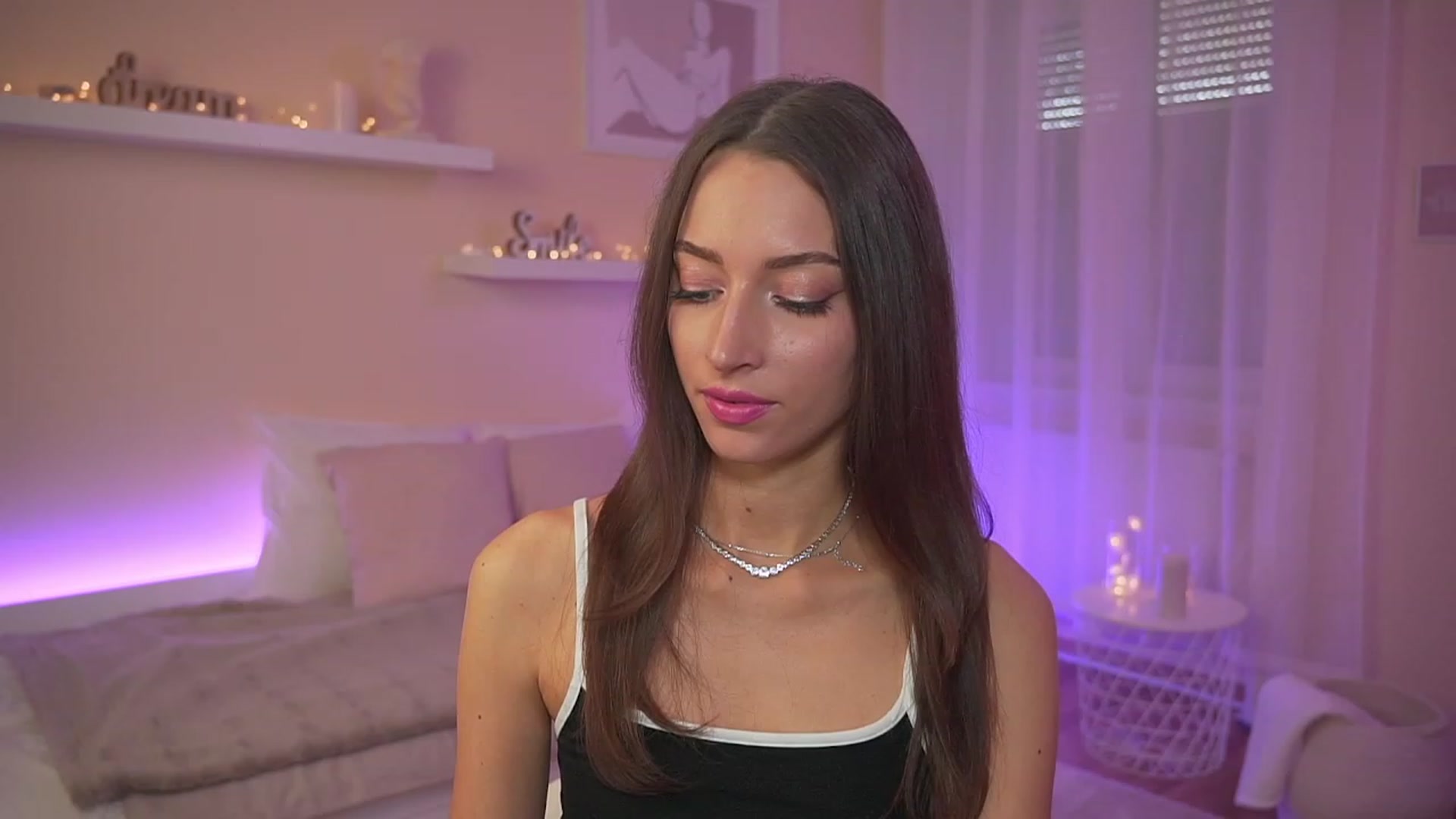Gallery image thumbnail from Emily_grey69's myfreecams stream on, 09/25/2023, 15:37 image 8 of 20