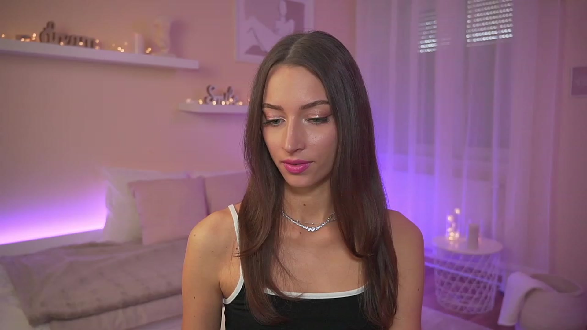 Gallery image thumbnail from Emily_grey69's myfreecams stream on, 09/25/2023, 15:37 image 5 of 20