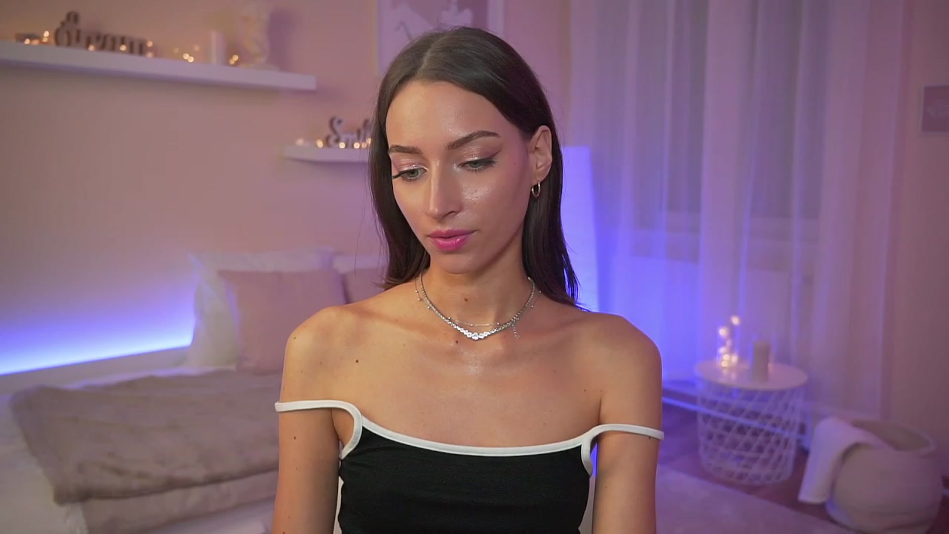 Gallery image thumbnail from Emily_grey69's myfreecams stream on, 09/25/2023, 18:52 image 12 of 20