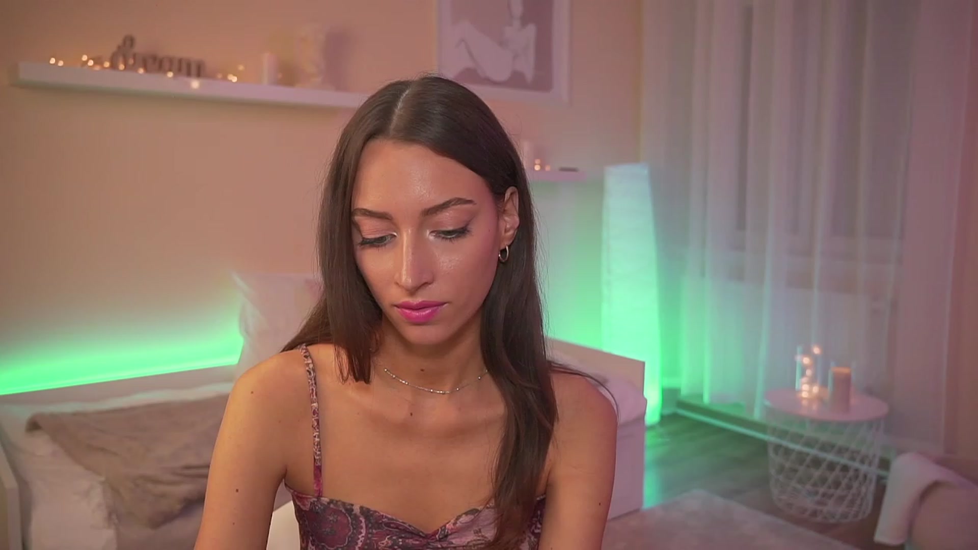 Gallery image thumbnail from Emily_grey69's myfreecams stream on, 09/27/2023, 19:31 image 6 of 20