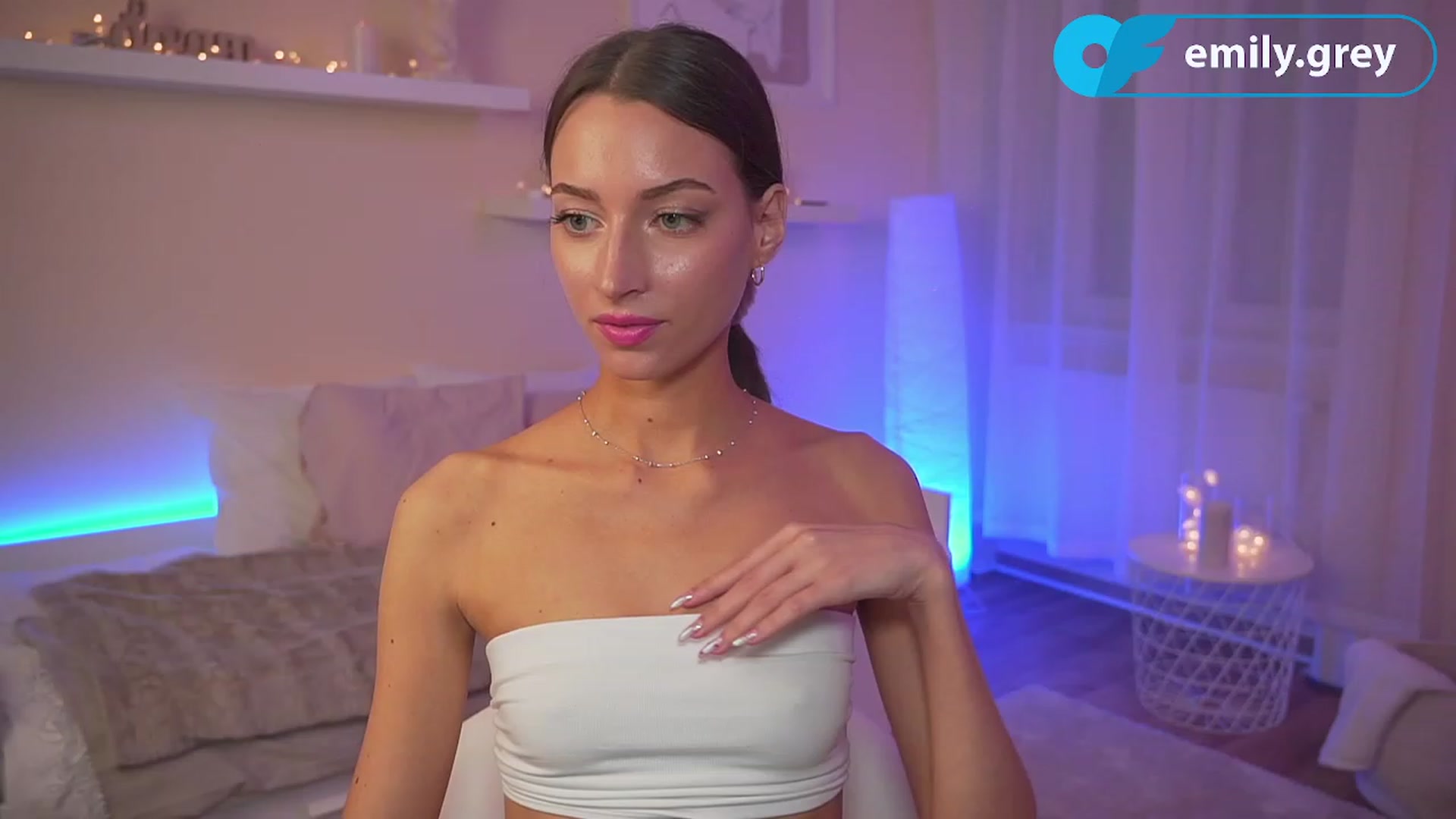 Gallery image thumbnail from Emily_grey69's myfreecams stream on, 10/07/2023, 19:03 image 3 of 20