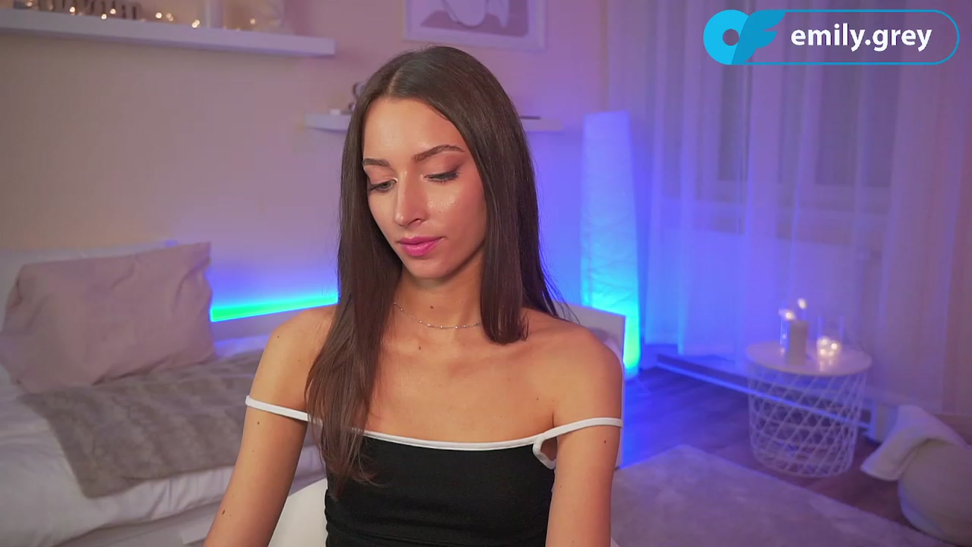 Gallery image thumbnail from Emily_grey69's myfreecams stream on, 10/08/2023, 20:38 image 10 of 20