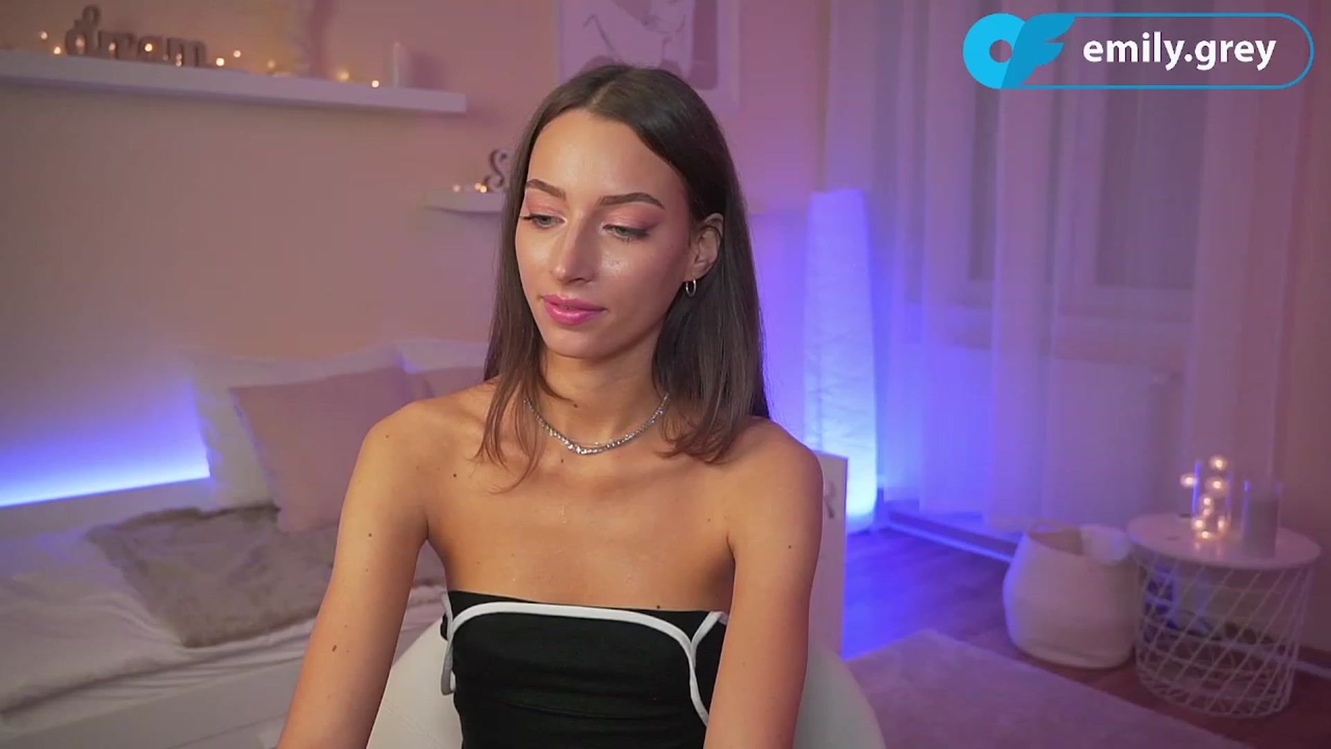 Gallery image thumbnail from Emily_grey69's myfreecams stream on, 10/16/2023, 19:08 image 18 of 20