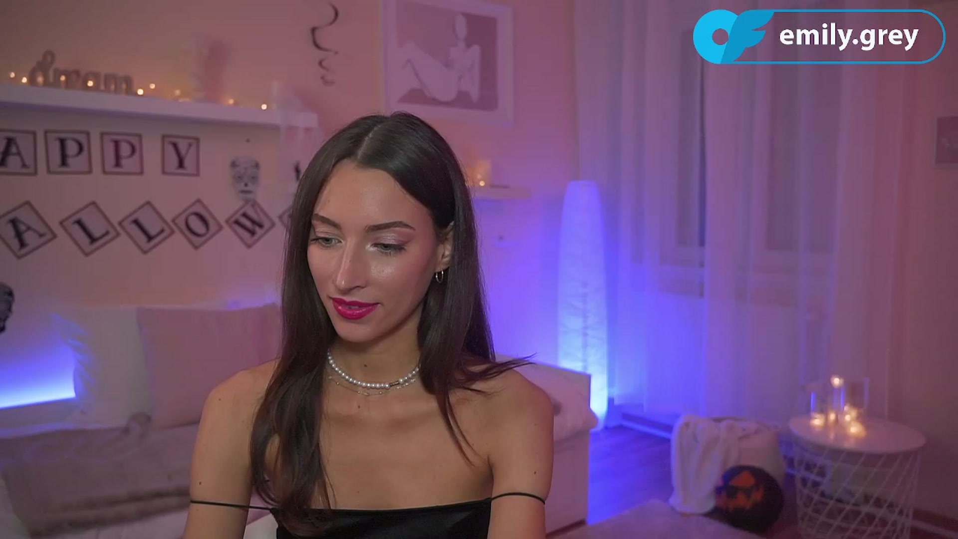 Gallery image thumbnail from Emily_grey69's myfreecams stream on, 10/31/2023, 17:57 image 8 of 20