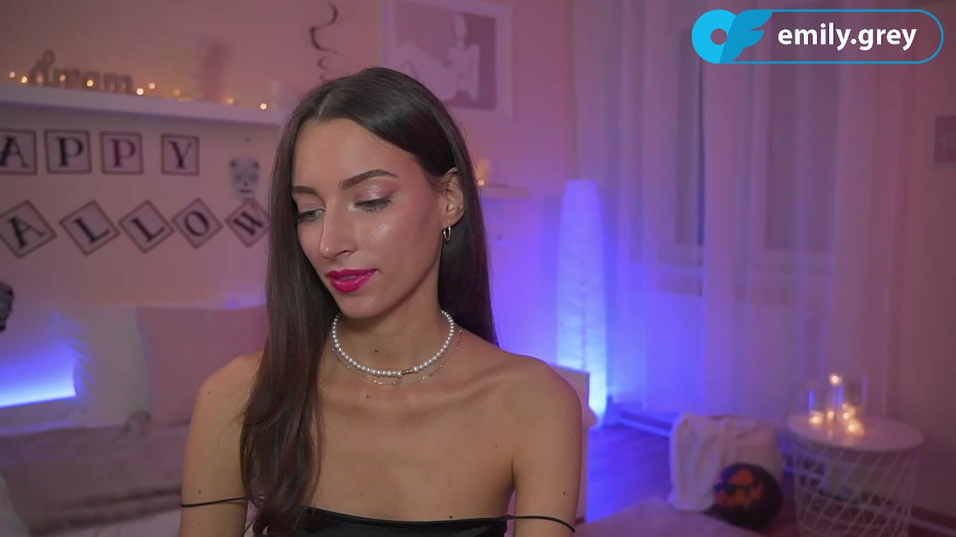 Gallery image thumbnail from Emily_grey69's myfreecams stream on, 10/31/2023, 17:57 image 9 of 20