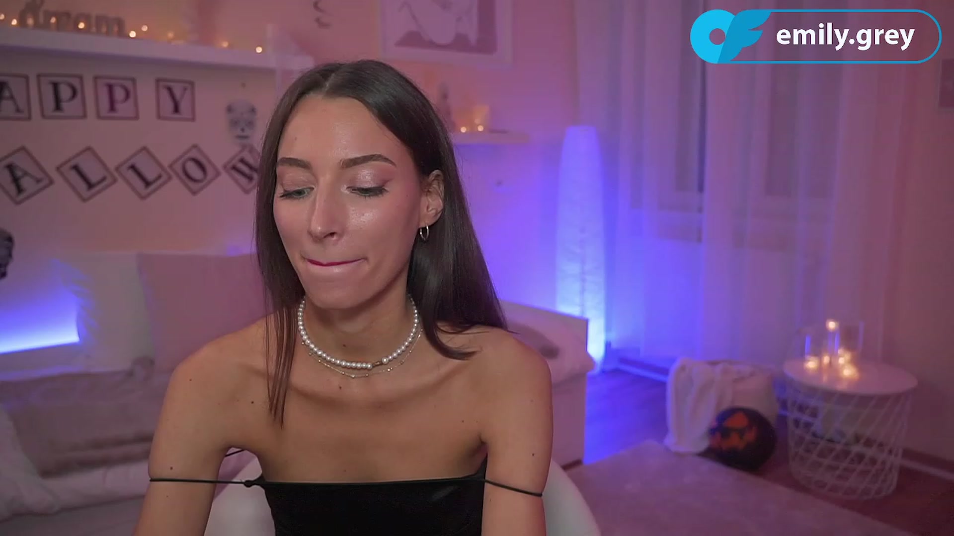 Gallery image thumbnail from Emily_grey69's myfreecams stream on, 10/31/2023, 17:57 image 17 of 20