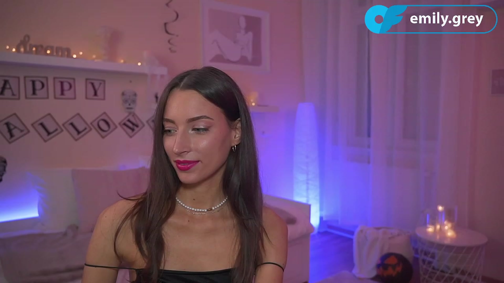 Gallery image thumbnail from Emily_grey69's myfreecams stream on, 10/31/2023, 17:57 image 4 of 20