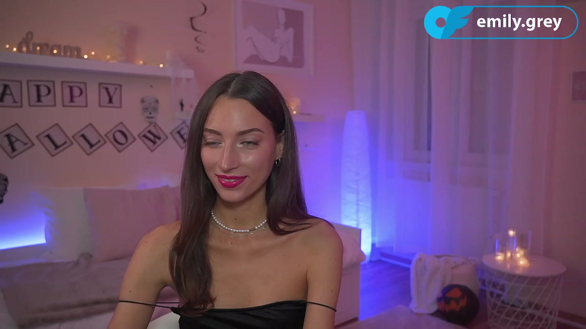 Gallery image thumbnail from Emily_grey69's myfreecams stream on, 10/31/2023, 17:57 image 7 of 20