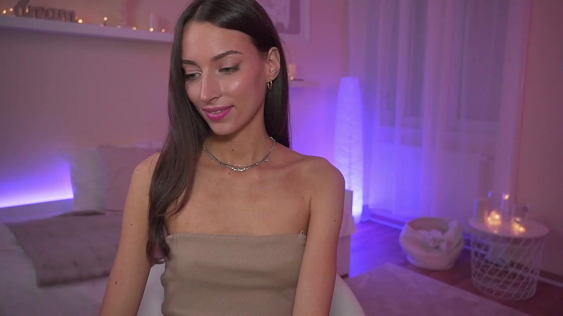 Gallery image thumbnail from Emily_grey69's myfreecams stream on, 11/07/2023, 18:28 image 10 of 20