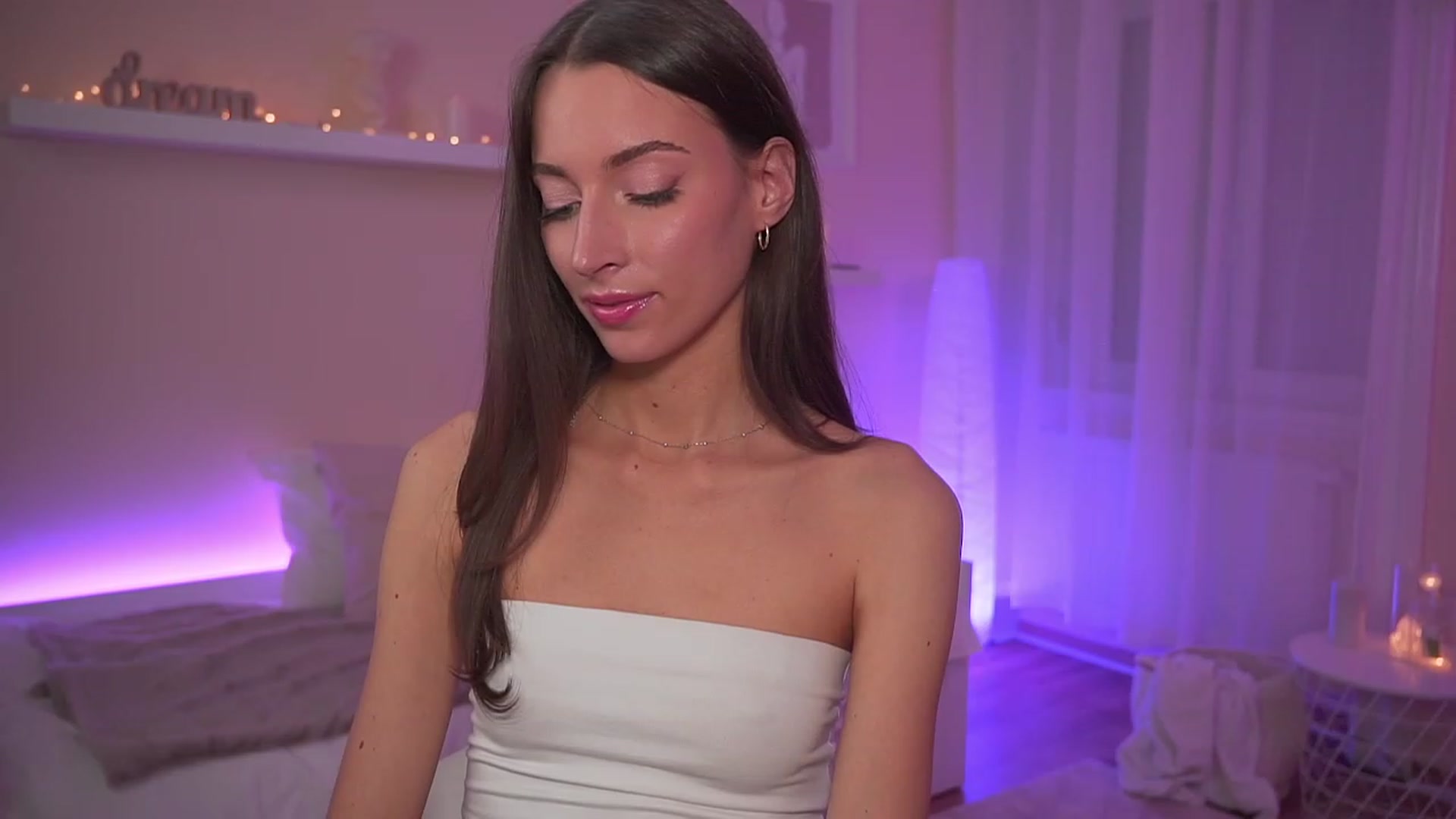 Gallery image thumbnail from Emily_grey69's myfreecams stream on, 11/13/2023, 18:04 image 17 of 20