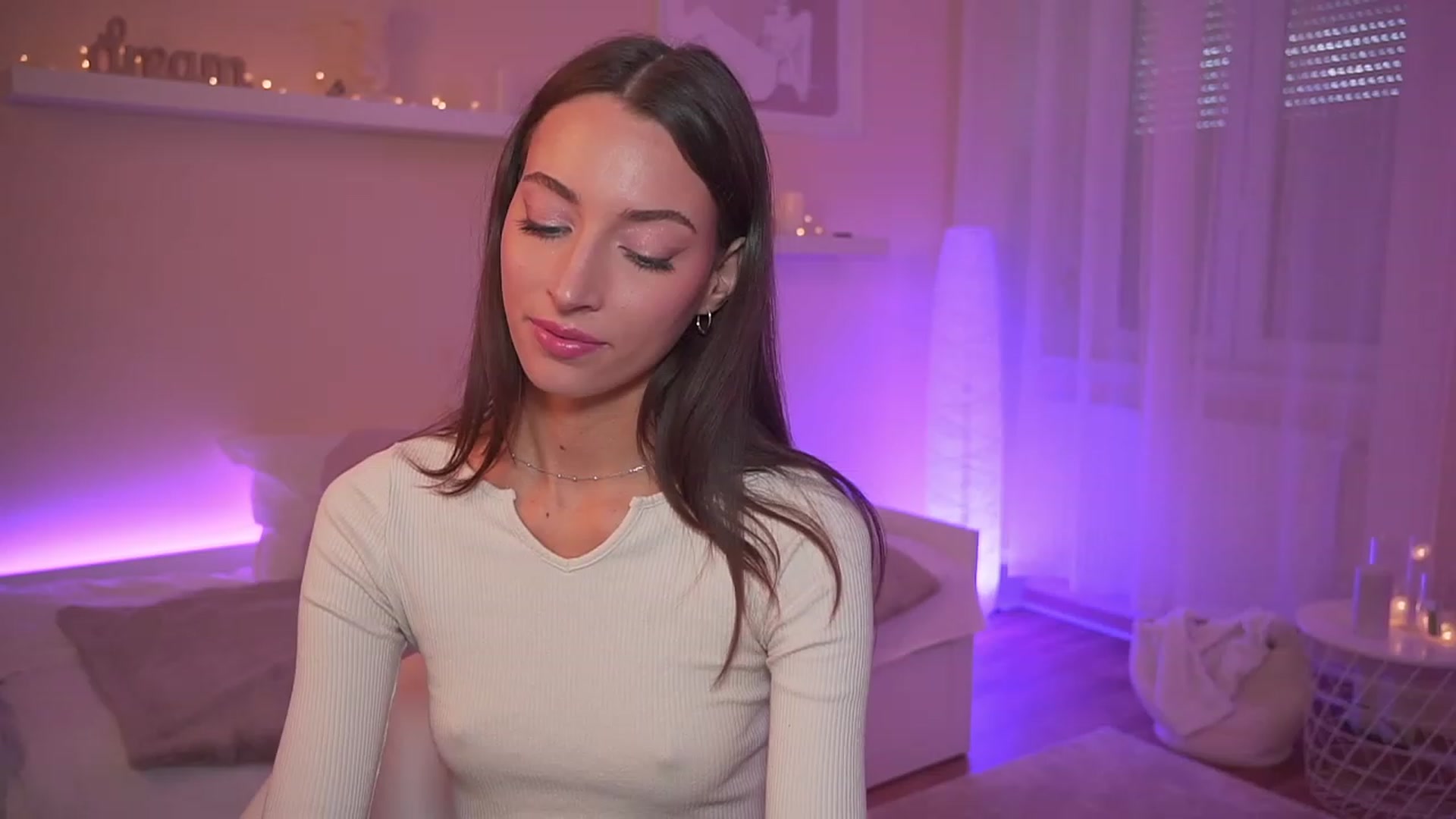 Gallery image thumbnail from Emily_grey69's myfreecams stream on, 11/18/2023, 12:19 image 4 of 20
