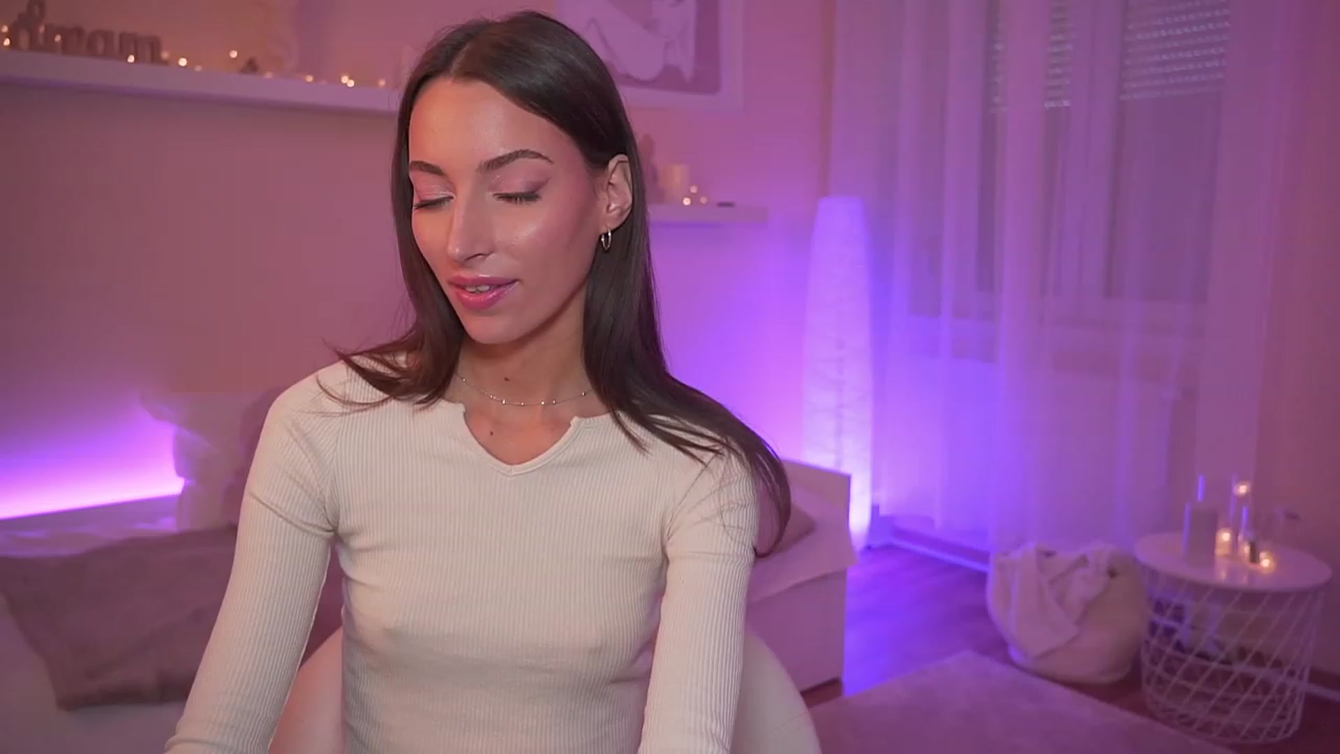 Gallery image thumbnail from Emily_grey69's myfreecams stream on, 11/18/2023, 13:44 image 16 of 20