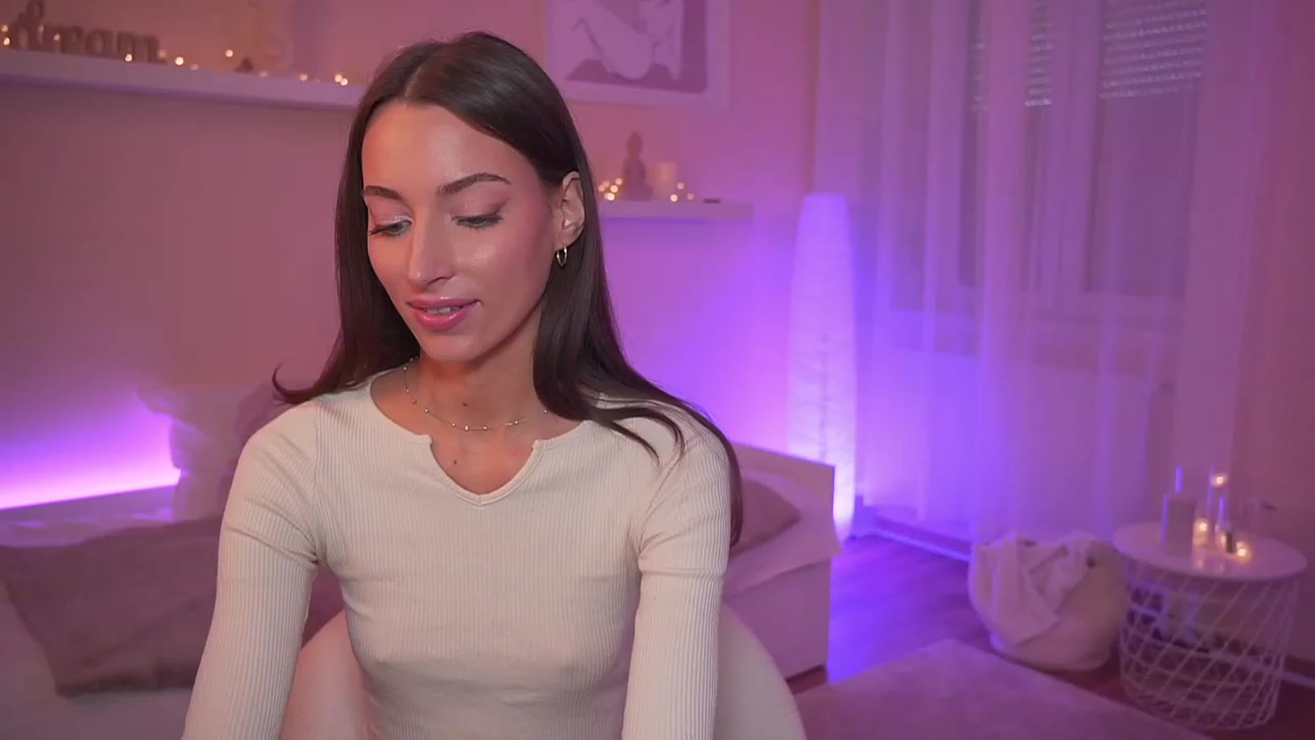 Gallery image thumbnail from Emily_grey69's myfreecams stream on, 11/18/2023, 13:44 image 17 of 20