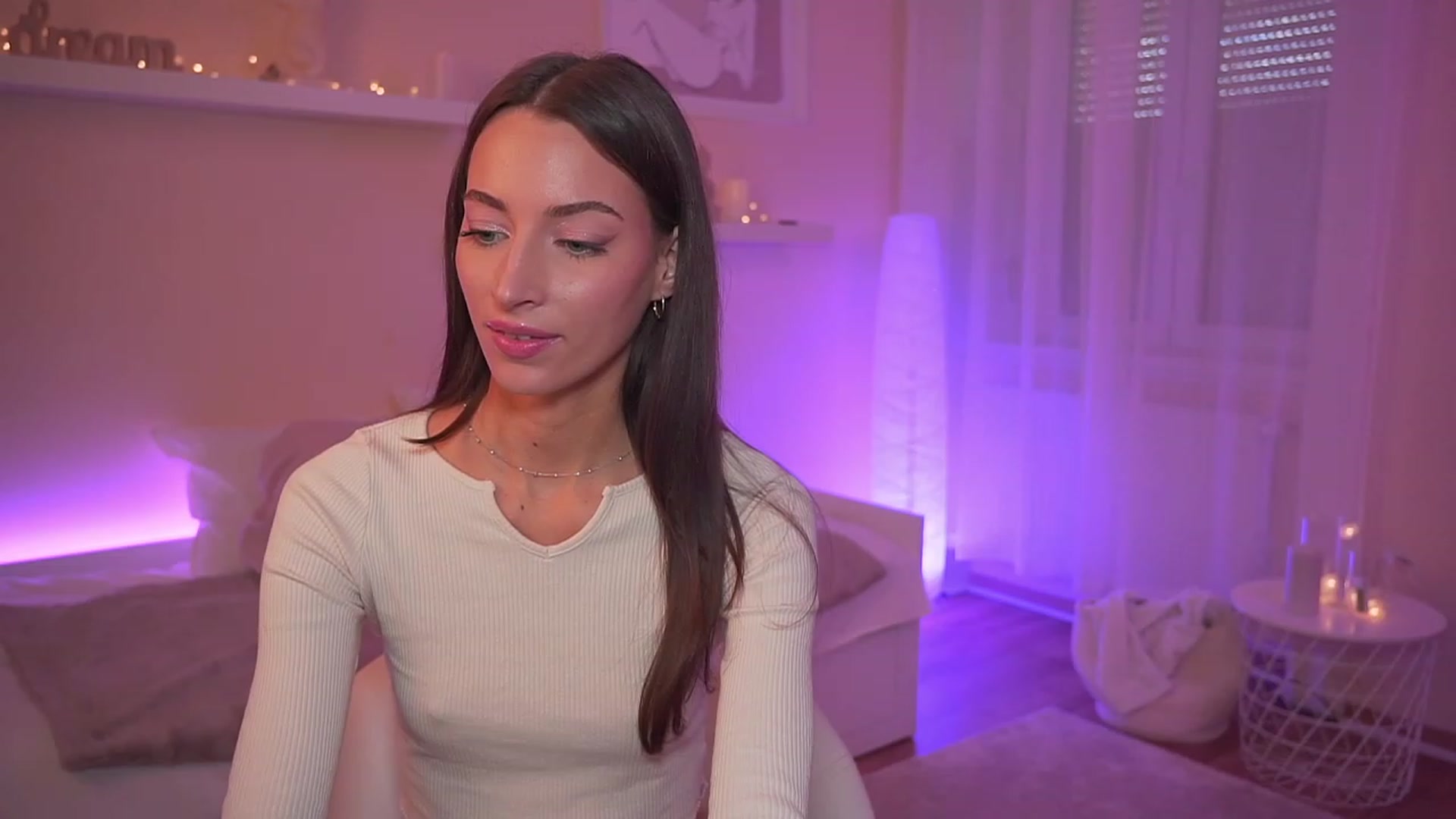 Gallery image thumbnail from Emily_grey69's myfreecams stream on, 11/18/2023, 13:44 image 3 of 20