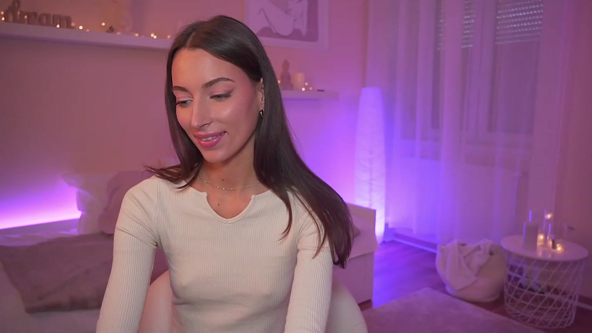 Gallery image thumbnail from Emily_grey69's myfreecams stream on, 11/18/2023, 13:44 image 13 of 20