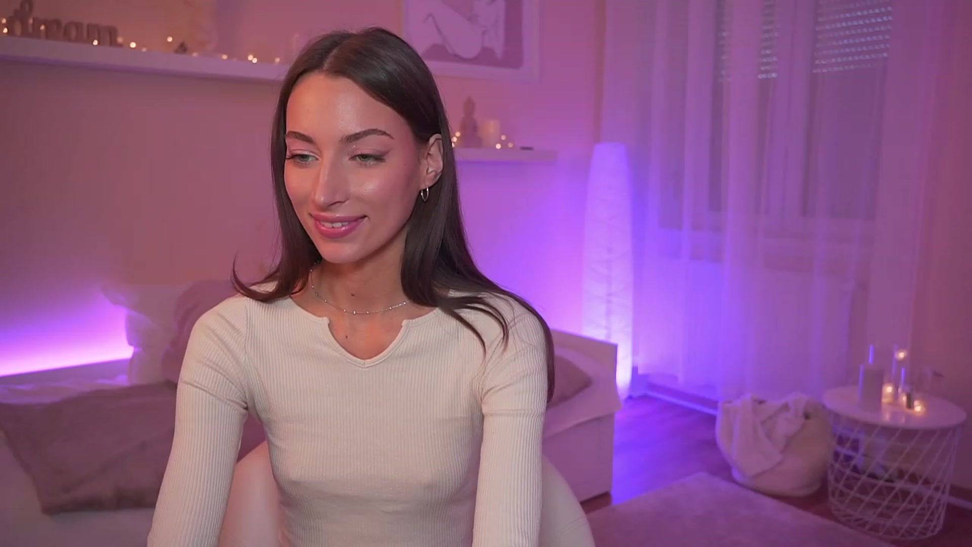 Gallery image thumbnail from Emily_grey69's myfreecams stream on, 11/18/2023, 13:44 image 18 of 20