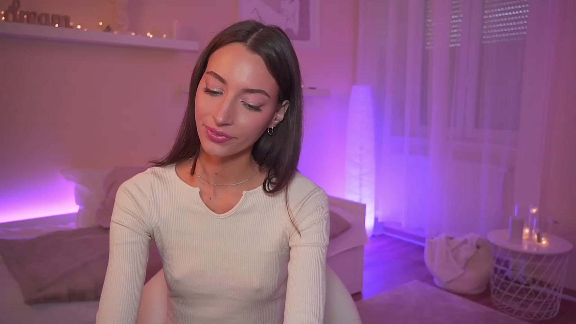 Gallery image thumbnail from Emily_grey69's myfreecams stream on, 11/18/2023, 13:44 image 10 of 20