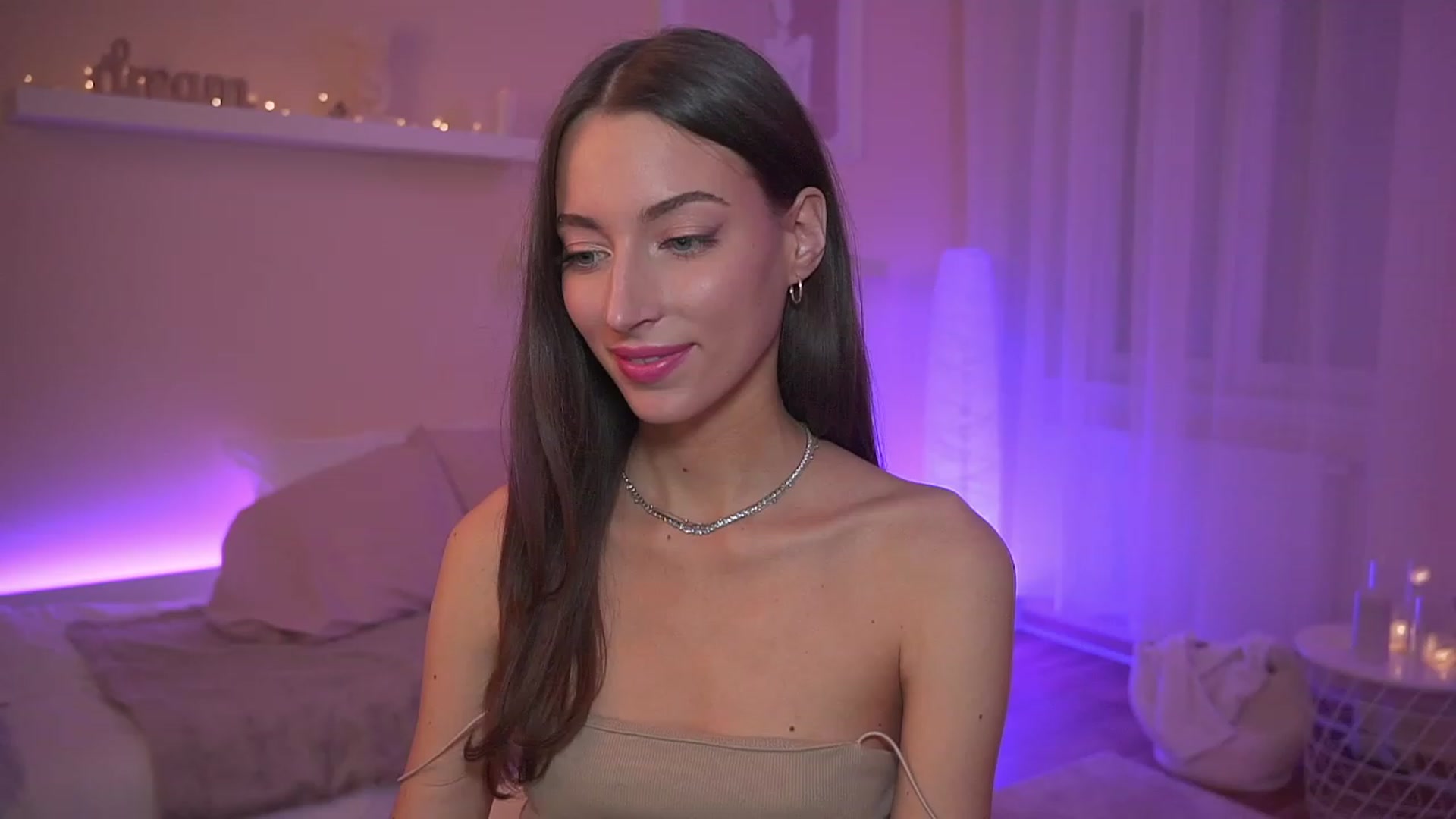 Gallery image thumbnail from Emily_grey69's myfreecams stream on, 11/19/2023, 18:00 image 6 of 20