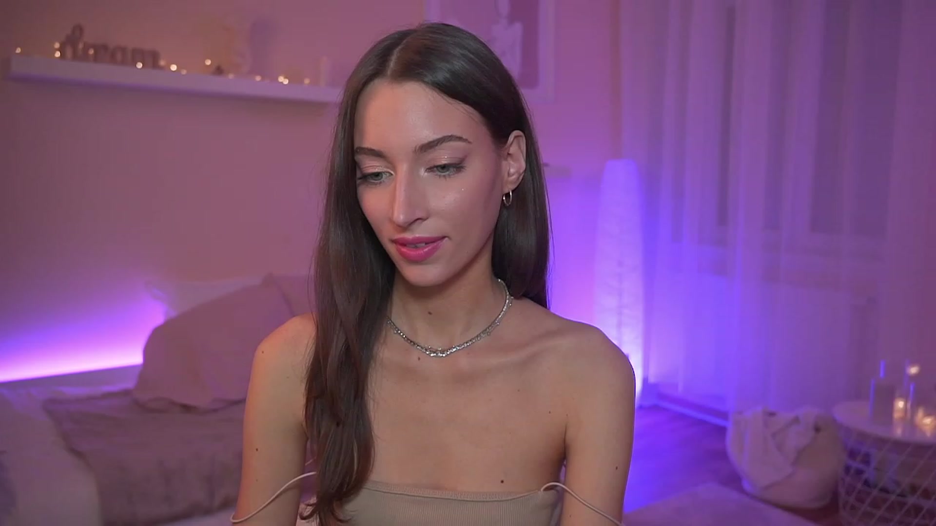 Gallery image thumbnail from Emily_grey69's myfreecams stream on, 11/19/2023, 18:00 image 7 of 20