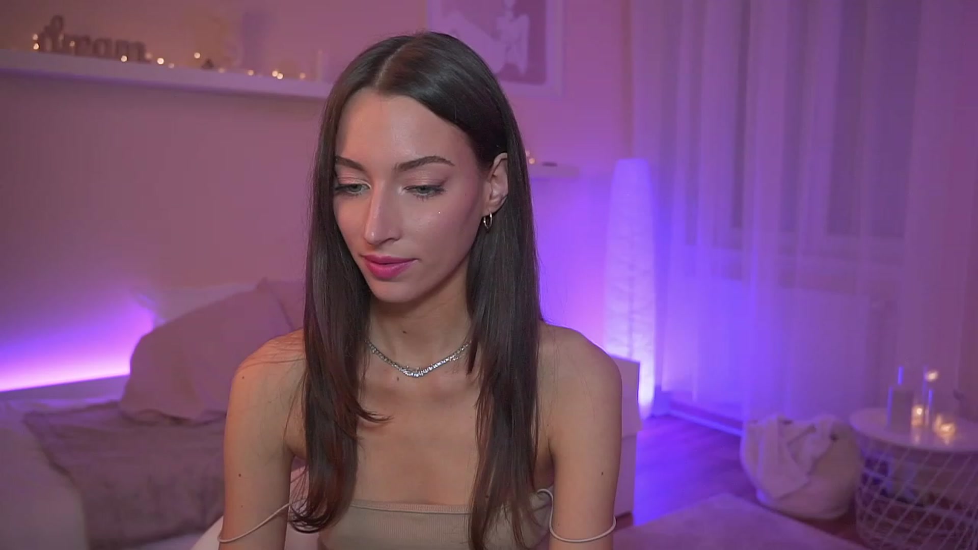 Gallery image thumbnail from Emily_grey69's myfreecams stream on, 11/19/2023, 18:00 image 15 of 20