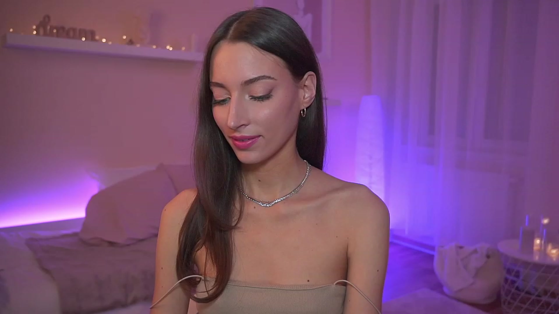 Gallery image thumbnail from Emily_grey69's myfreecams stream on, 11/19/2023, 18:00 image 5 of 20