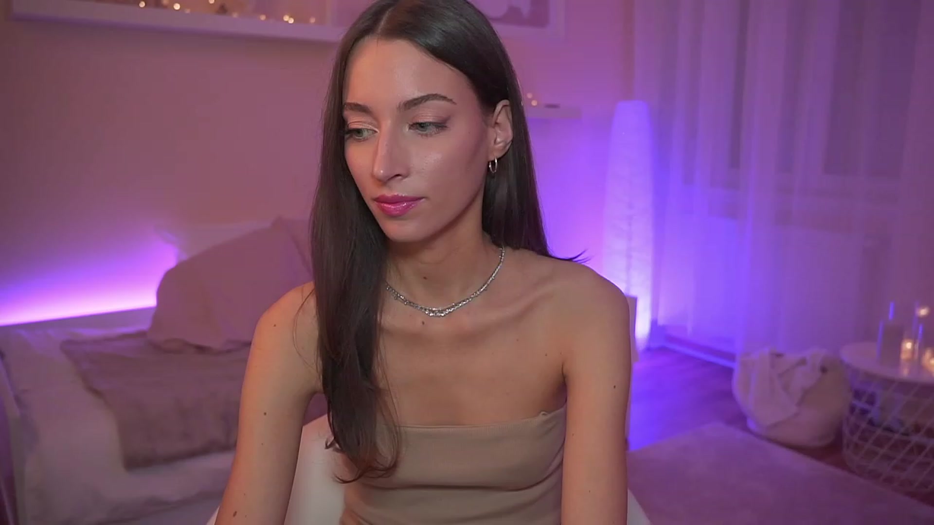 Gallery image thumbnail from Emily_grey69's myfreecams stream on, 11/19/2023, 19:11 image 14 of 20