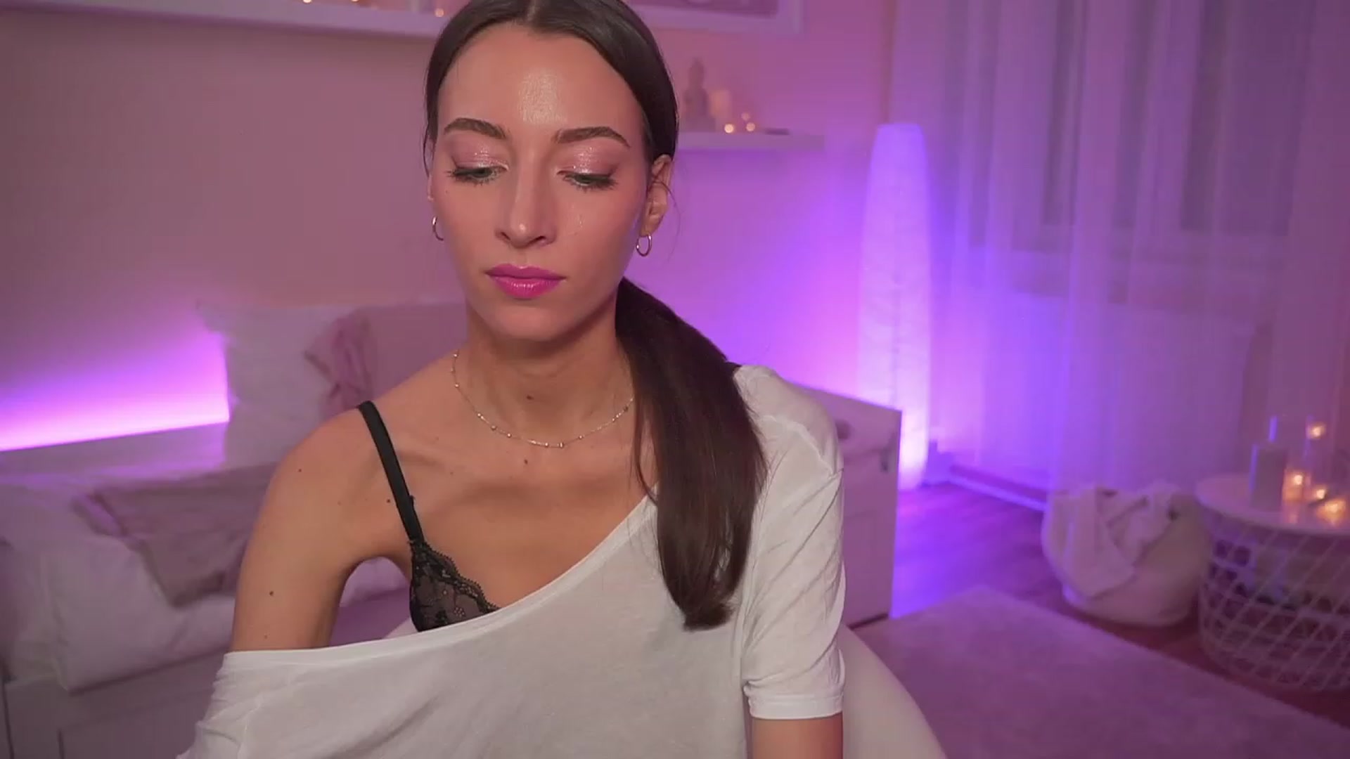Gallery image thumbnail from Emily_grey69's myfreecams stream on, 11/21/2023, 17:49 image 10 of 20