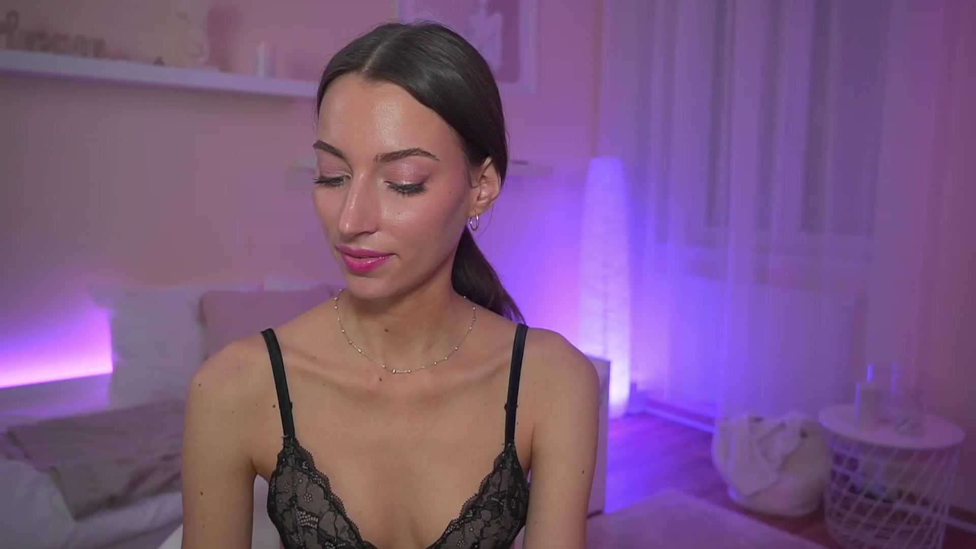 Gallery image thumbnail from Emily_grey69's myfreecams stream on, 11/21/2023, 21:50 image 19 of 20