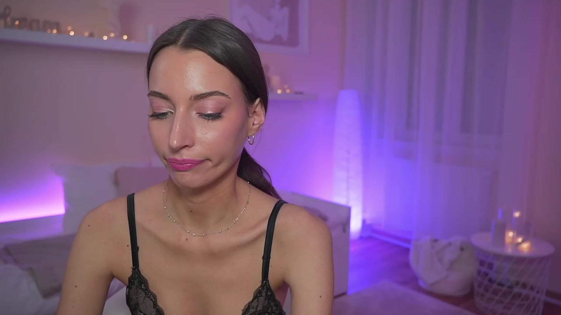 Gallery image thumbnail from Emily_grey69's myfreecams stream on, 11/21/2023, 21:50 image 16 of 20