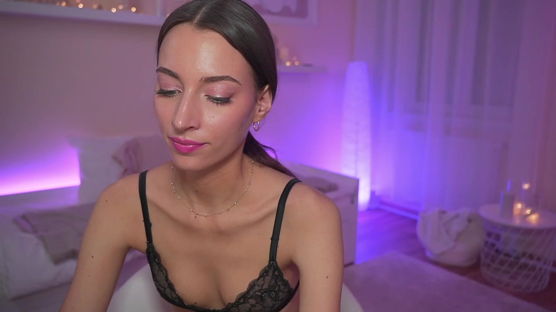 Gallery image thumbnail from Emily_grey69's myfreecams stream on, 11/21/2023, 21:50 image 6 of 20